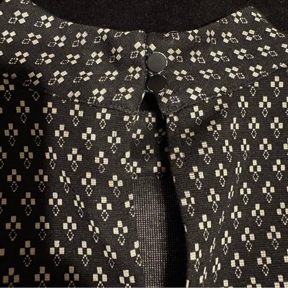 Banana Republic Black and Gold Patterned Mock Neck Shell Sleeveless Top SZ M - Picture 6 of 9